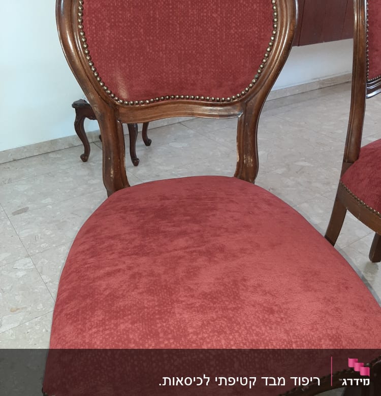 כיסא עץ עם ריפוד אדום ומסמרים דקורטיביים